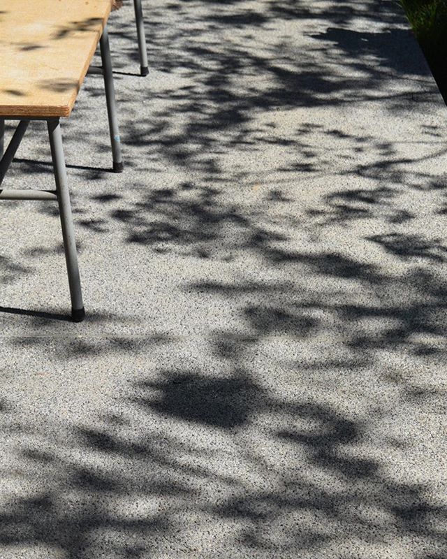 .早いものでもう10月・犬走にかかる木々の影もずいぶん長くなってきました気持ちのよい午後の陽射し・・#庭 #土間 #暮らし #住宅 #住まい  from Instagram